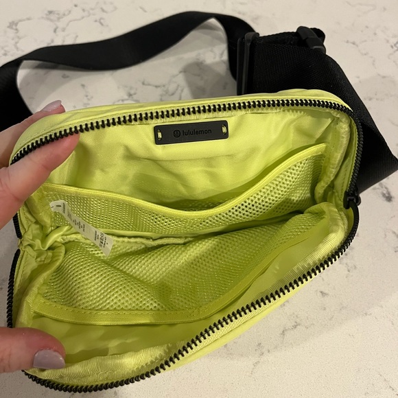 Lululemon Everywhere Belt Bag 1L - Picture 2 of 3